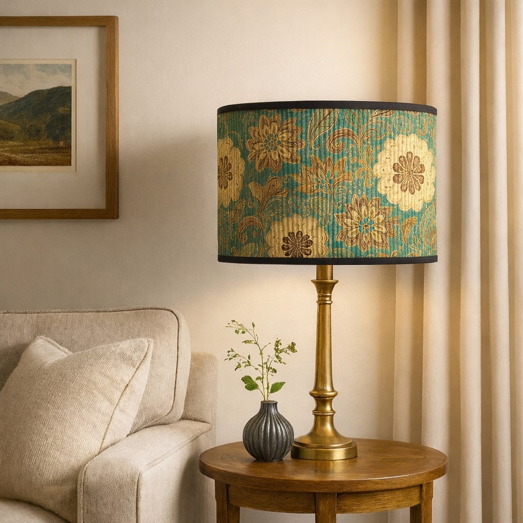 Abat-jour vert et or sur pied doré, lumière douce et design floral raffiné pour un salon lumineux et apaisant.