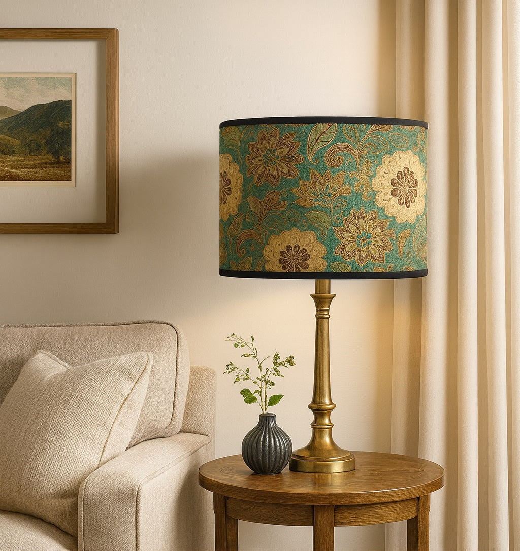 Abat-jour vert et or sur pied doré, lumière douce et design floral raffiné pour un salon lumineux et apaisant.