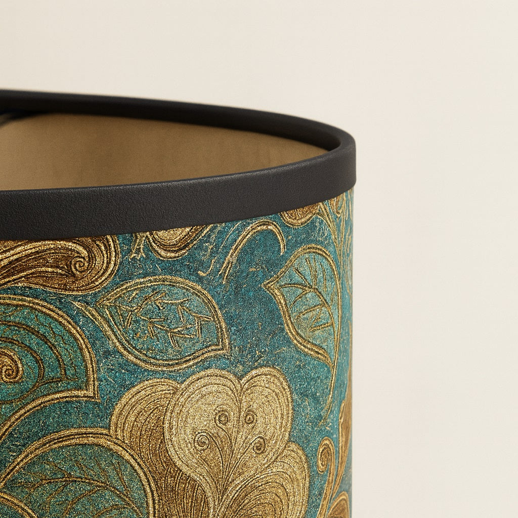 Zoom sur tissu d’abat-jour vert à motifs dorés, texture fine et reflets lumineux haut de gamme.
