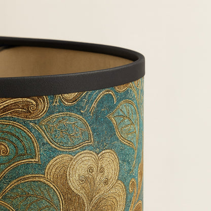 Zoom sur tissu d’abat-jour vert à motifs dorés, texture fine et reflets lumineux haut de gamme.