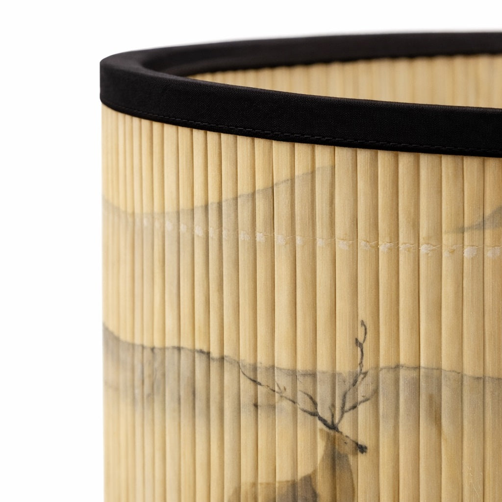 Détail de texture d’abat-jour lampe en bambou plissé, abat-jour design avec finition noire soignée