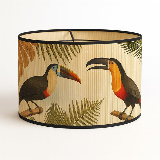 Abat-jour en bambou avec deux toucans colorés sur fond tropical – style jungle chic pour lampe ou suspension E27.