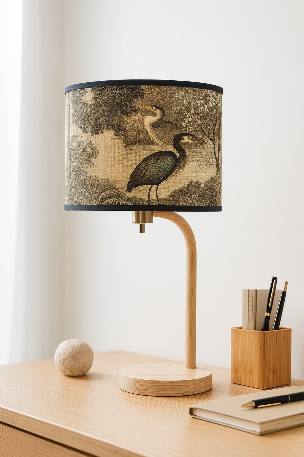 Abat-jour design avec oiseaux sur lampe en bois, éclairage naturel pour salon ou bureau élégant