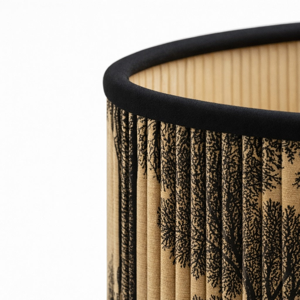 Détail du tissu d’un abat-jour imprimé oiseaux, finition soignée pour lampe haut de gamme