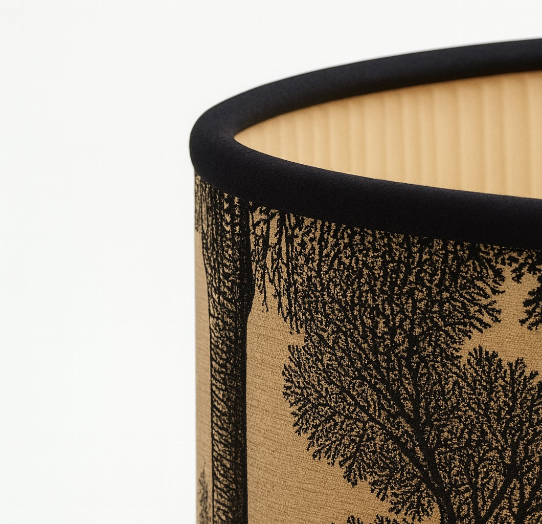 Détail du tissu d’un abat-jour imprimé oiseaux, finition soignée pour lampe haut de gamme