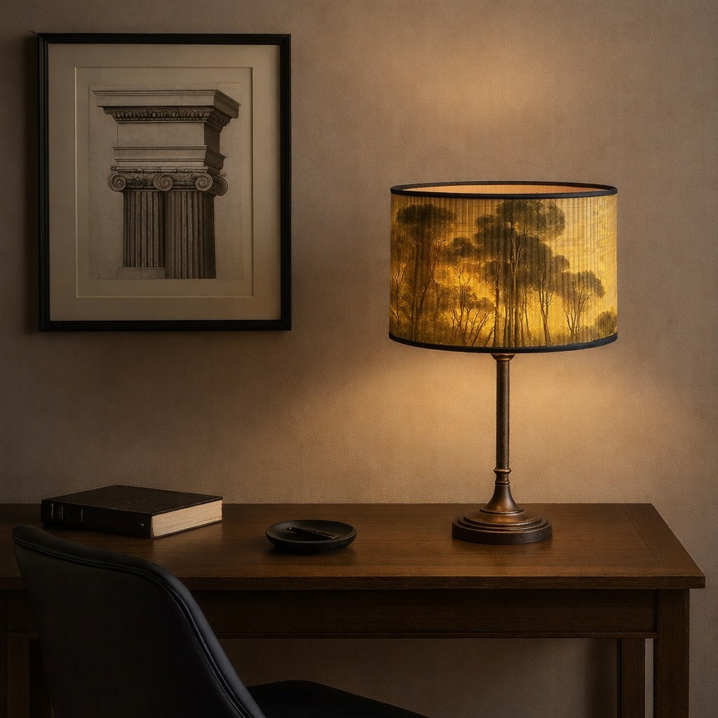 Lampe de bureau avec abat-jour Sunset, éclairage chaleureux et décor raffiné inspiré de la nature.