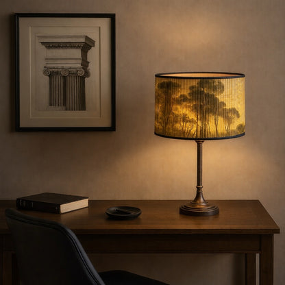 Lampe de bureau avec abat-jour Sunset, éclairage chaleureux et décor raffiné inspiré de la nature.