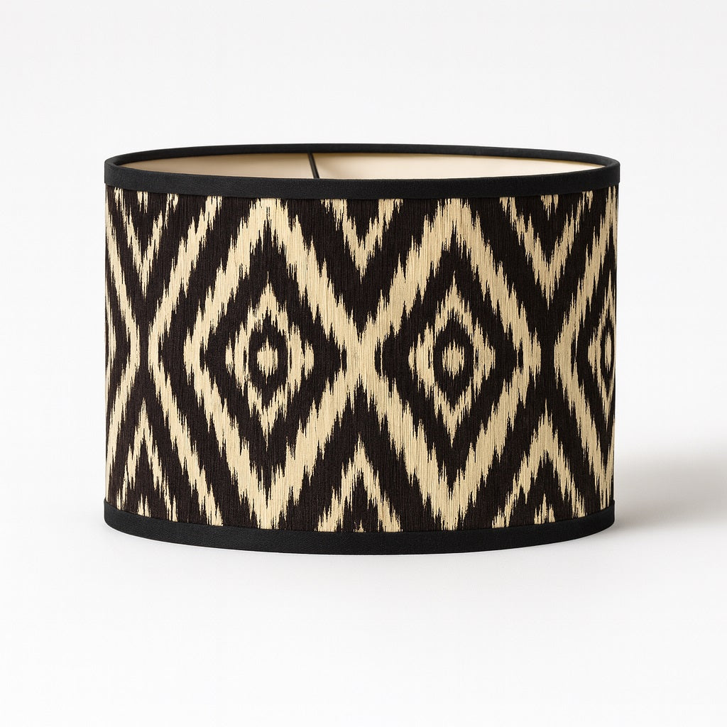 Abat-jour en bambou tressé à motifs losanges noirs – style graphique et ethnique, compatible lampe ou suspension E27.