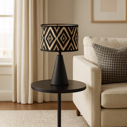 Abat-jour lampe noir et beige motif graphique dans un salon moderne, posé sur table ronde design.