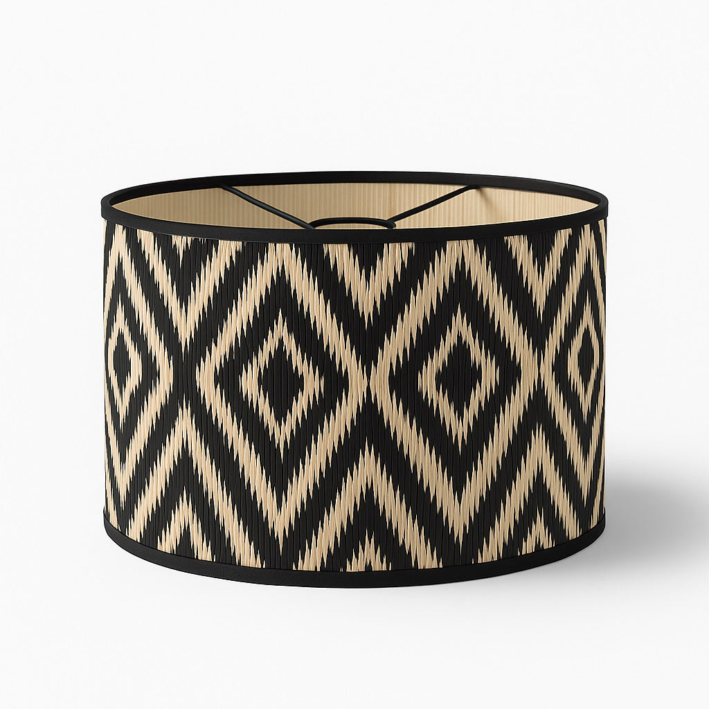 Abat-jour en bambou tressé à motifs losanges noirs – style graphique et ethnique, compatible lampe ou suspension E27.