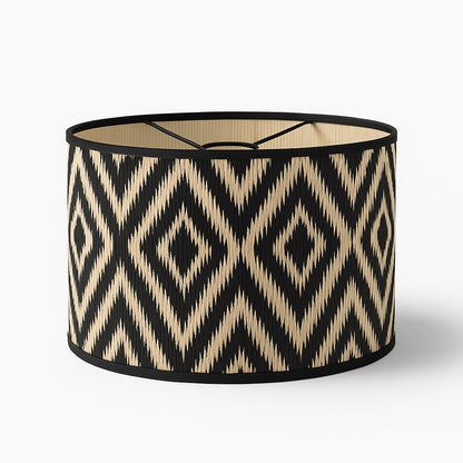 Abat-jour en bambou tressé à motifs losanges noirs – style graphique et ethnique, compatible lampe ou suspension E27.