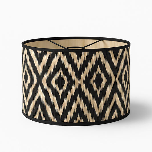Abat-jour en bambou tressé à motifs losanges noirs – style graphique et ethnique, compatible lampe ou suspension E27.