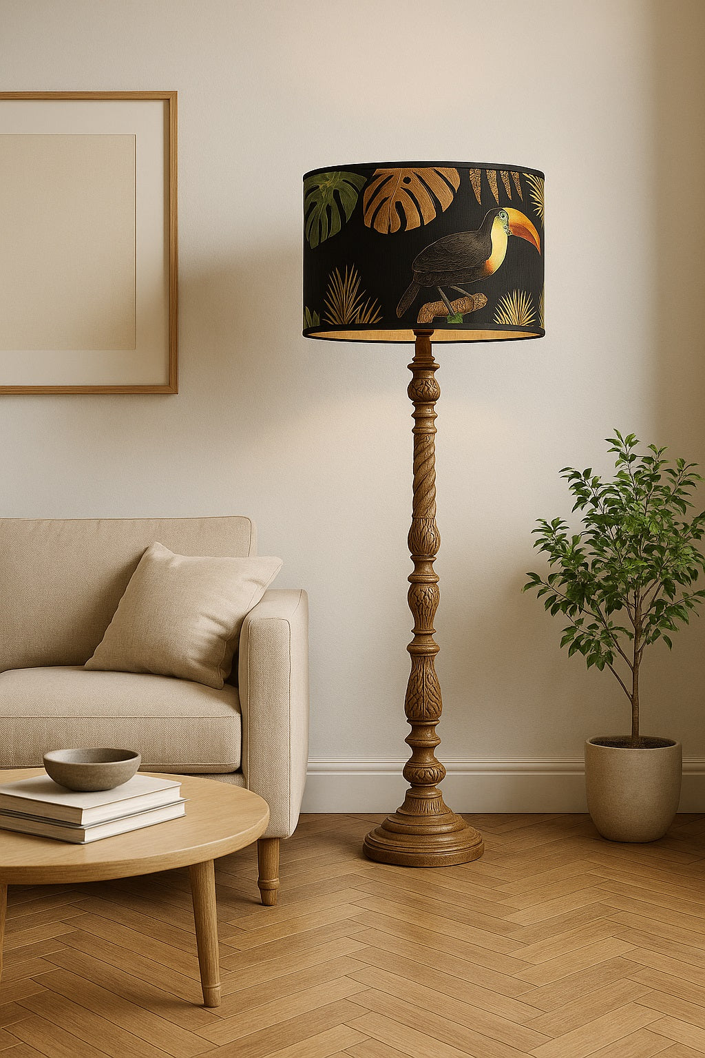 Lampe sur pied avec abat-jour noir motif toucan, décor tropical élégant dans un salon beige et bois clair.