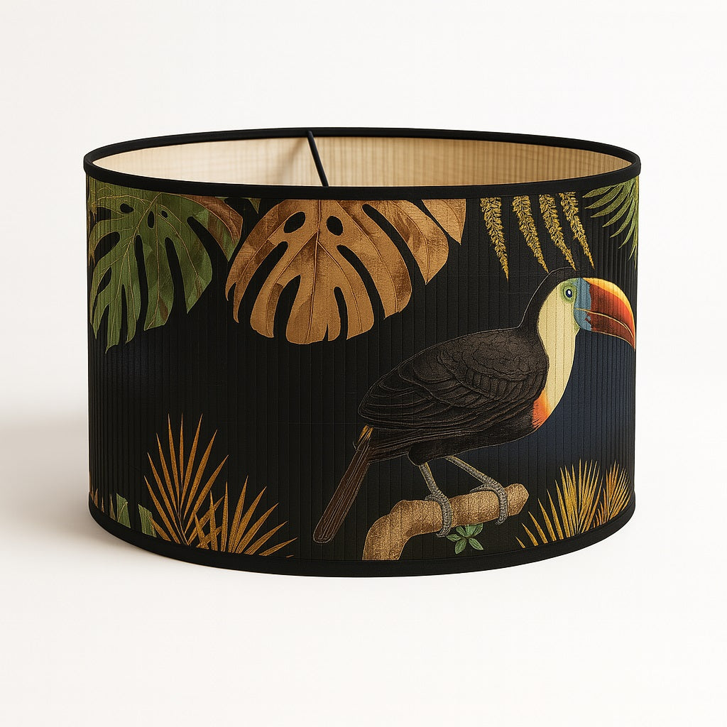 Abat-jour bambou noir décoré d’un toucan et feuillages tropicaux – ambiance jungle chic pour suspension ou lampe à poser.