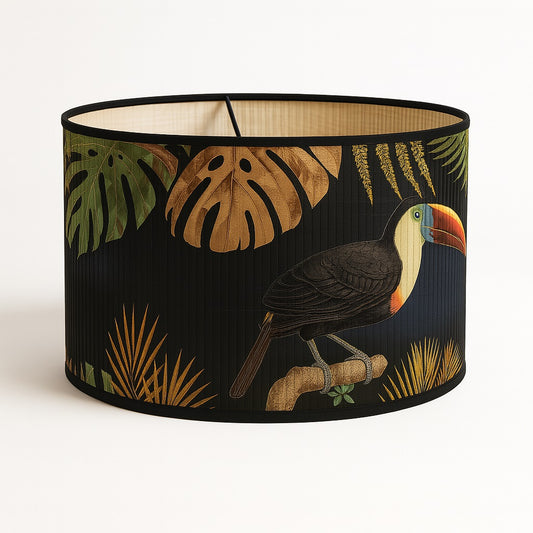 Abat-jour bambou noir décoré d’un toucan et feuillages tropicaux – ambiance jungle chic pour suspension ou lampe à poser.