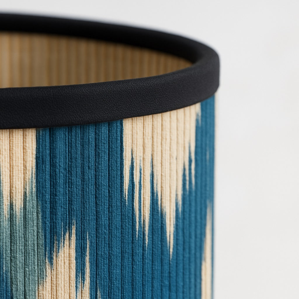 Détail textile d’abat-jour bleu à motif, abat-jour lampadaire haut de gamme avec finition soignée
