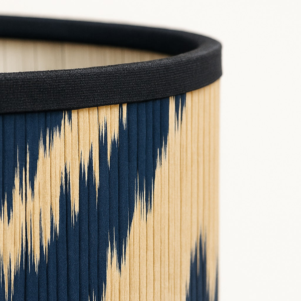 Détail textile d’abat-jour bleu et beige, abat-jour lampadaire haut de gamme à finition soignée