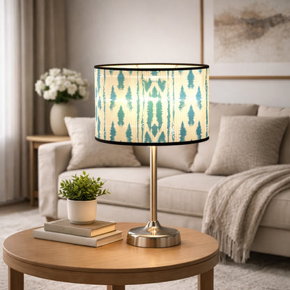 Abat-jour lampadaire design à motifs bleus, ambiance chaleureuse et élégante dans un salon lumineux et contemporain.