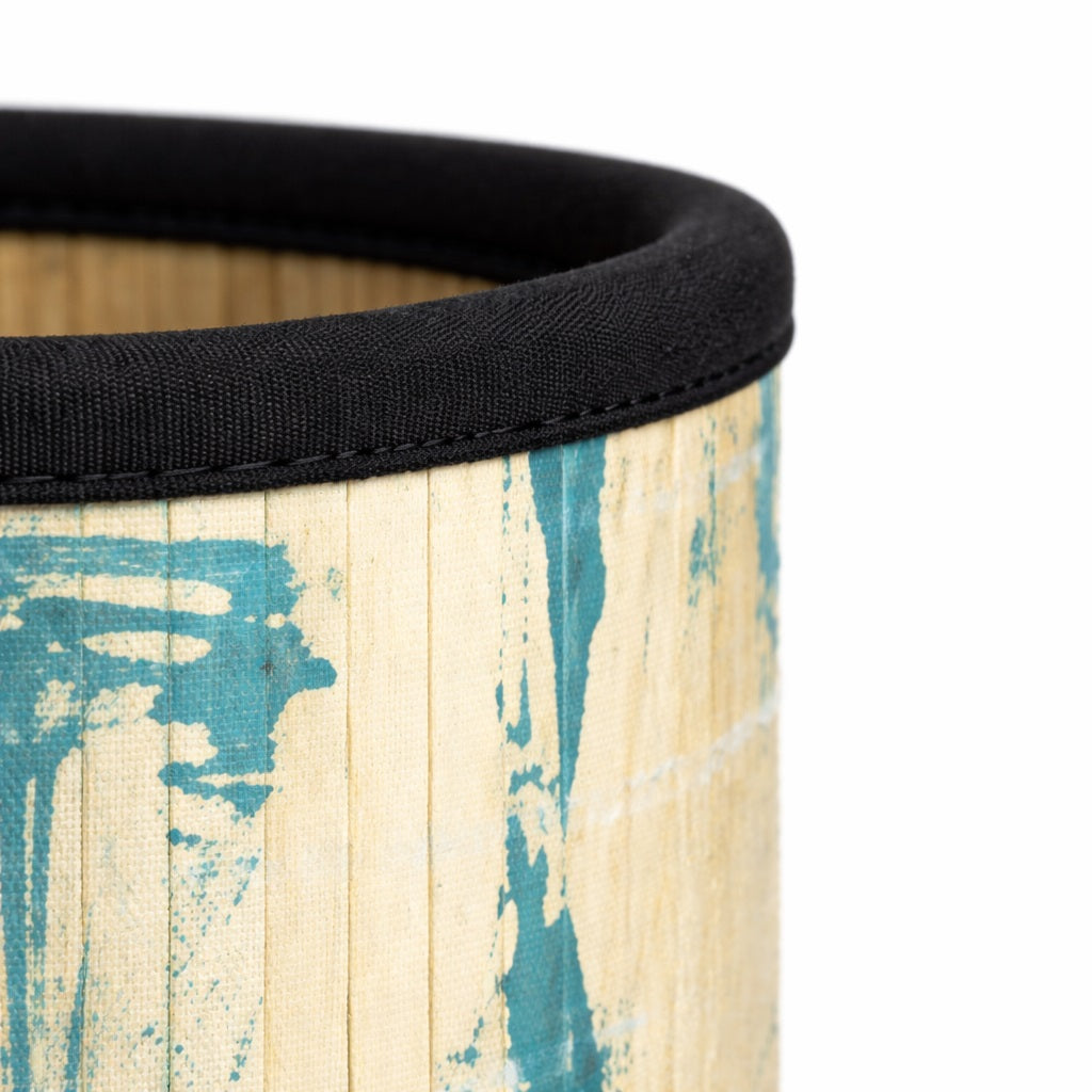 Détail d’un abat-jour lampadaire design en tissu texturé, finitions noires élégantes et motifs graphiques raffinés.