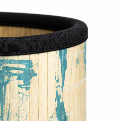 Détail d’un abat-jour lampadaire design en tissu texturé, finitions noires élégantes et motifs graphiques raffinés.