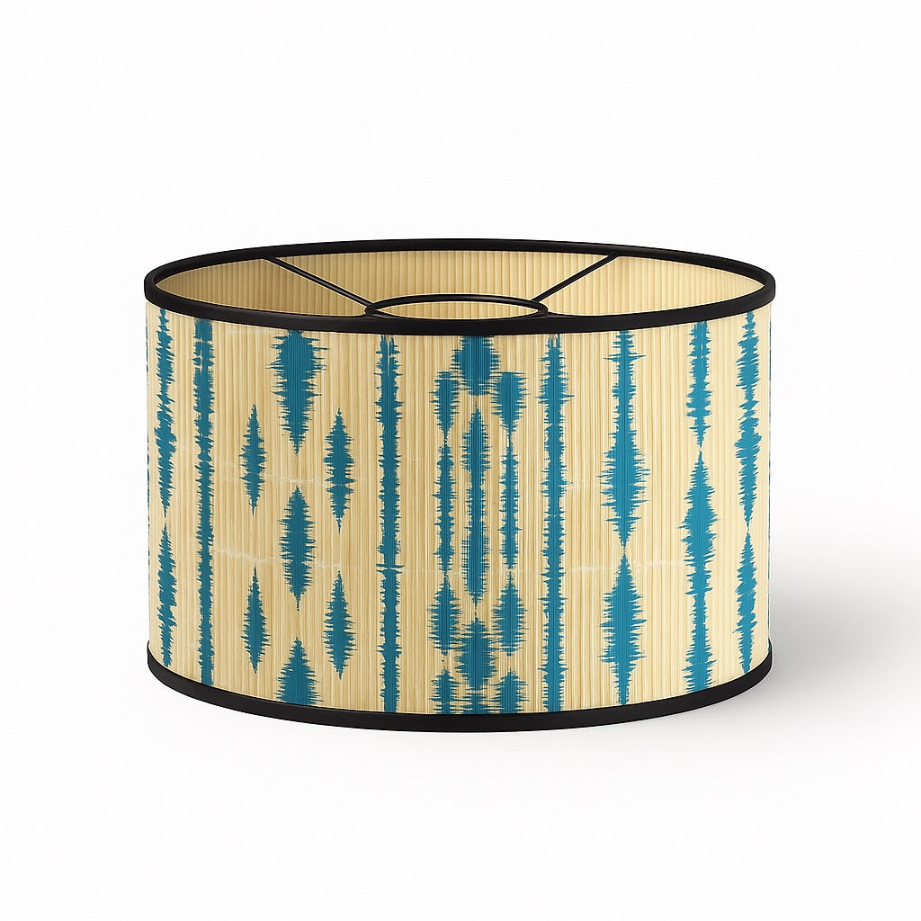 Abat-jour en bambou suspendu à motifs bleus ethniques – lumière tamisée, style déco naturel pour suspension E27.