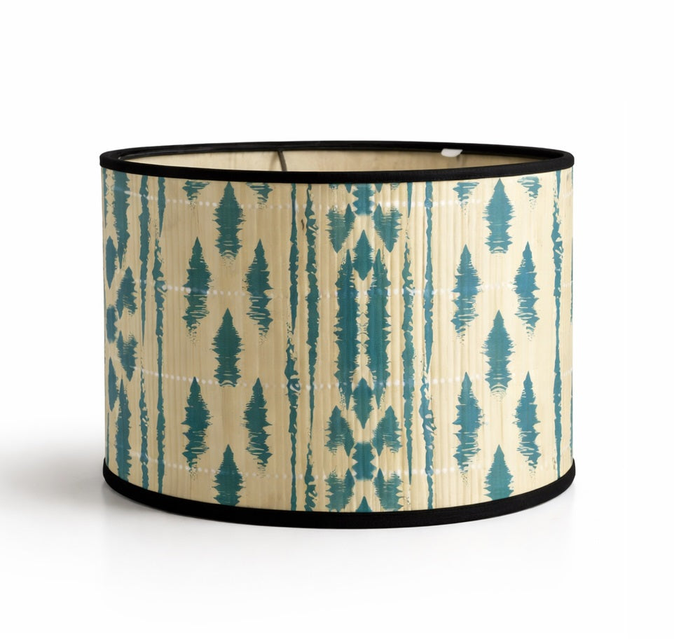 Abat-jour lampadaire design cylindrique à motifs bleus, style contemporain et décoratif pour éclairage intérieur.