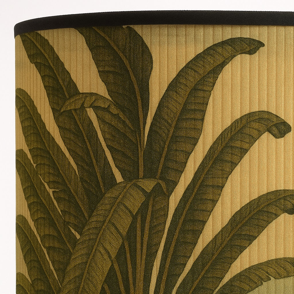 Zoom sur abat-jour bambou Forest, détails feuillage vert pour lampe élégante.