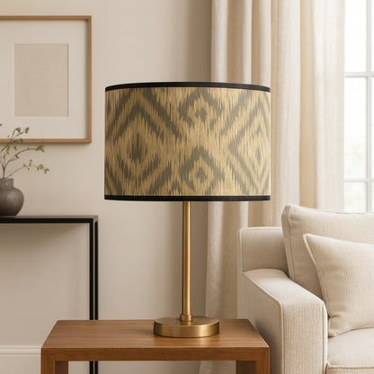 Lampe de table élégante avec abat-jour beige, idéale pour un éclairage déco dans le salon.