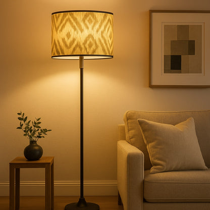 Lampe sur pied avec abat-jour motif diffusant une lumière chaude dans un salon moderne.