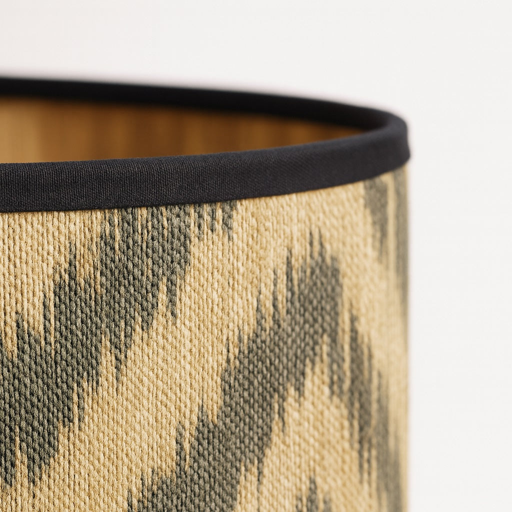 Gros plan sur abat-jour tissé motif, texture détaillée pour une lampe décorative moderne.