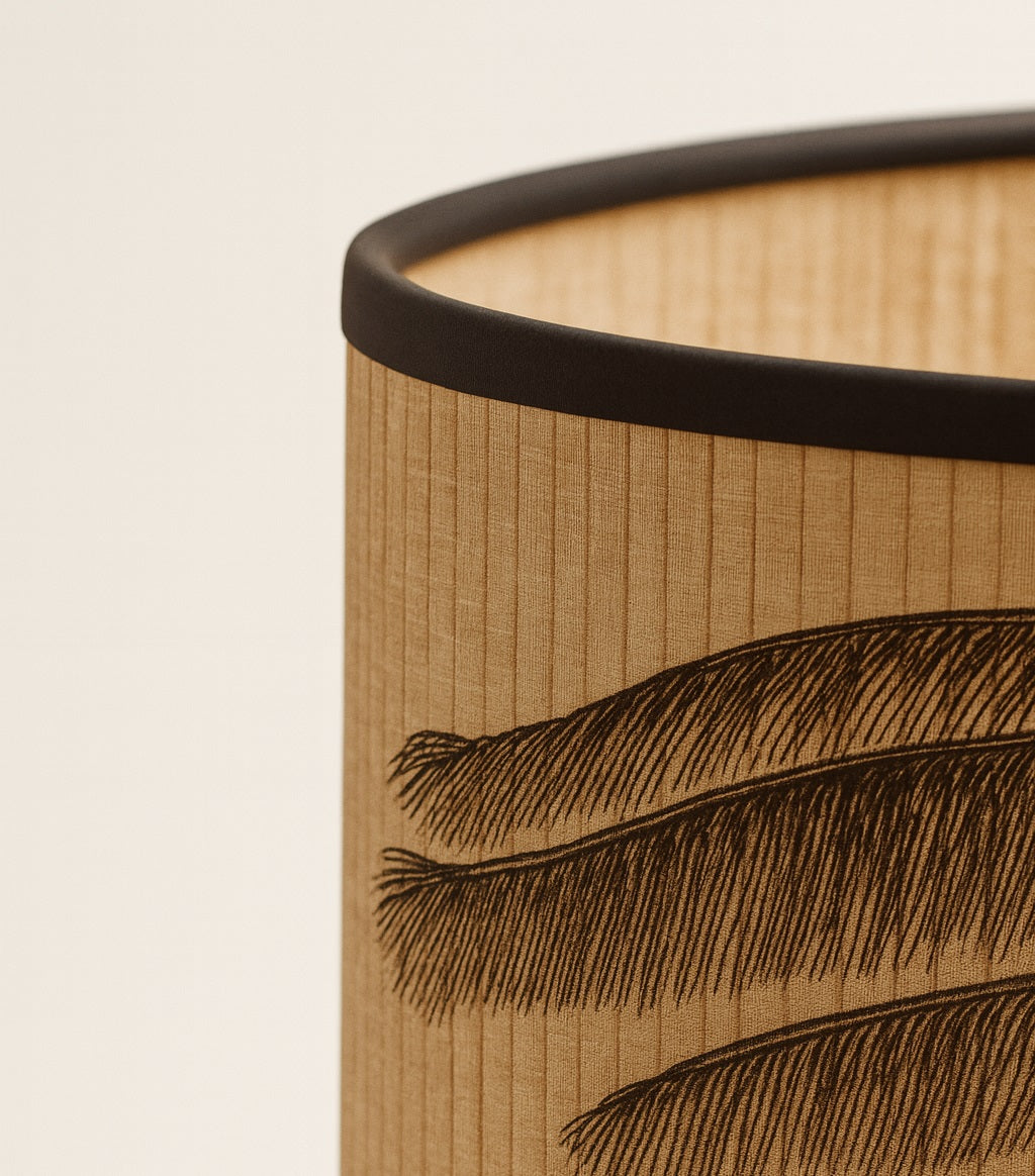 Zoom sur abat-jour bambou Monkeys, détails exotiques pour lampe décorative.