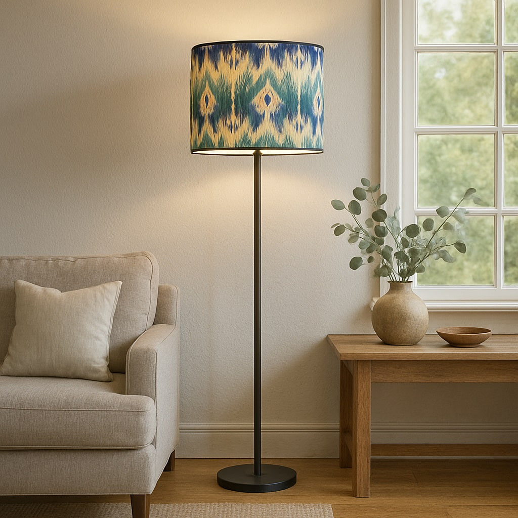 Lampe sur pied avec abat-jour bleu océan, éclairage chaleureux pour salon moderne.