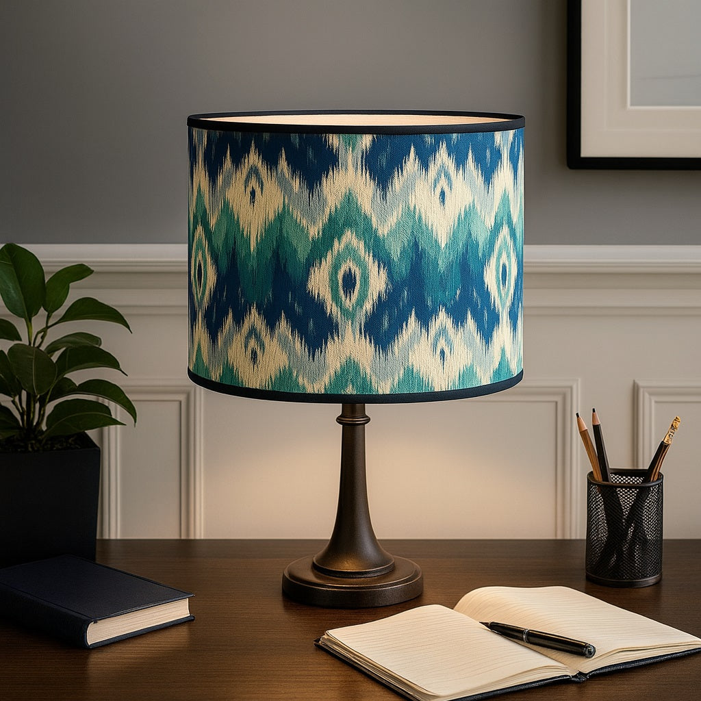 Lampe de bureau élégante avec abat-jour bleu océan, idéale pour une déco moderne.