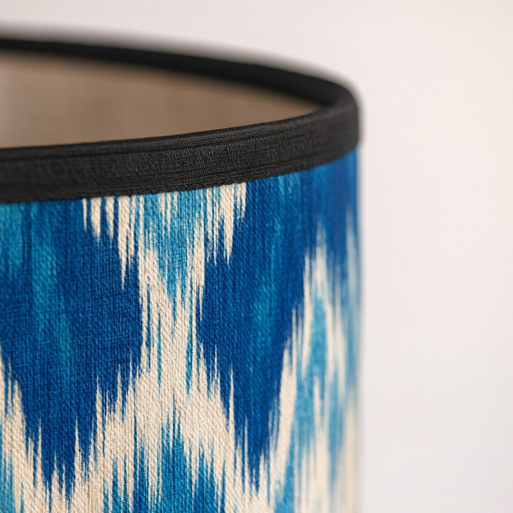 Gros plan sur l’abat-jour bleu motif océan, détail tissu idéal pour lampe décorative.