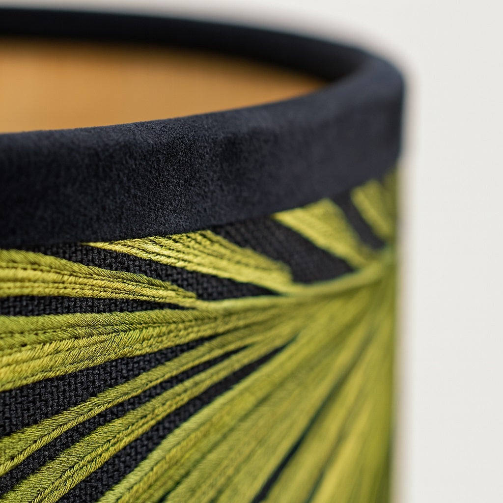 Détail textile d’abat-jour noir à motif tropical, abat-jour lampadaire haut de gamme finition velours