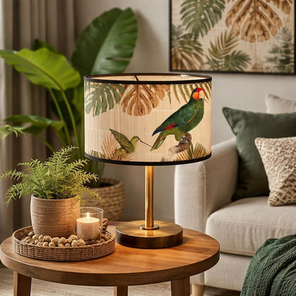 Abat-jour tropical en bambou sur lampe, ambiance chaleureuse et végétale dans un salon cosy.