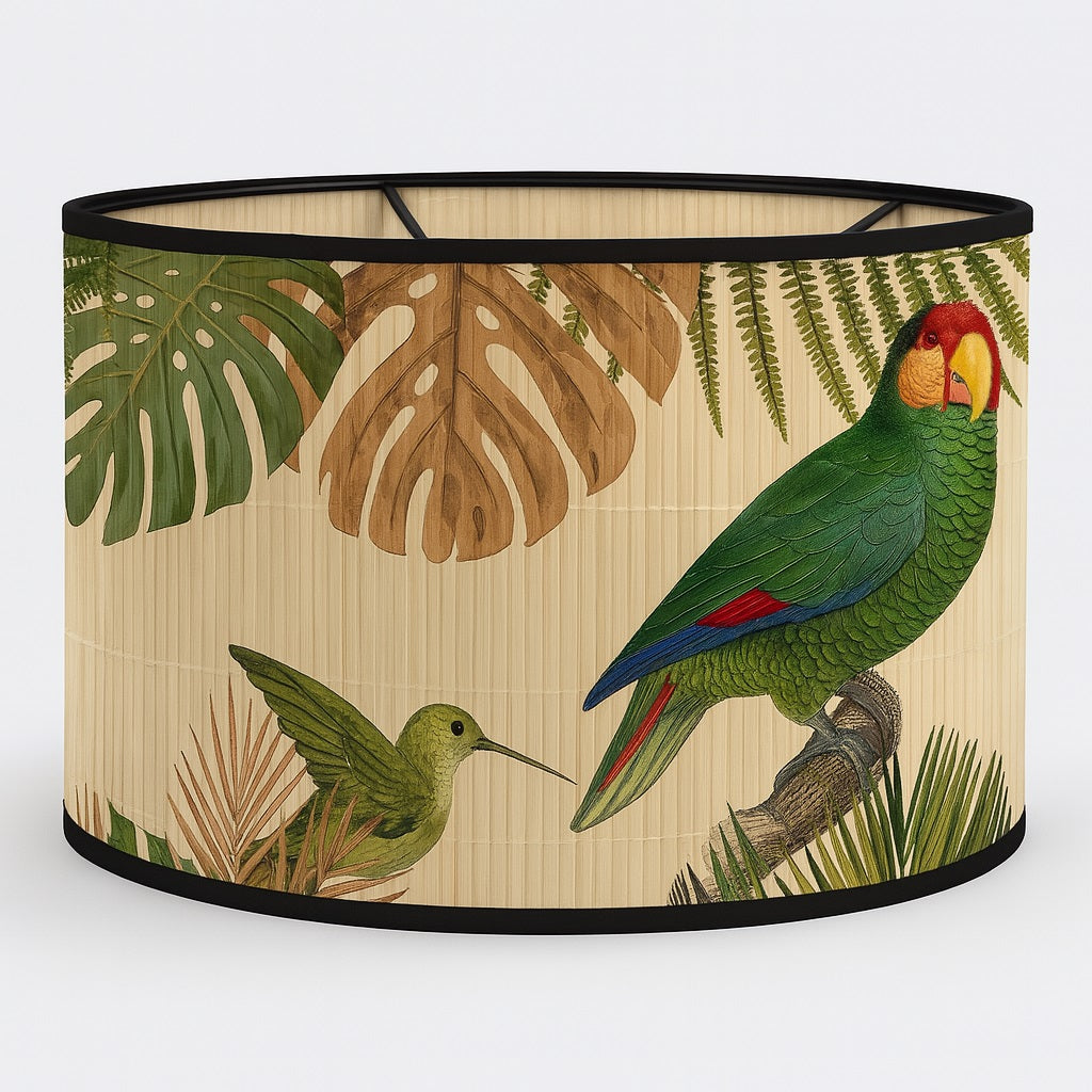 Abat-jour bambou avec perroquet et colibri, motif jungle coloré – luminaire déco tropicale E27 par Monsieur Abat-Jour.