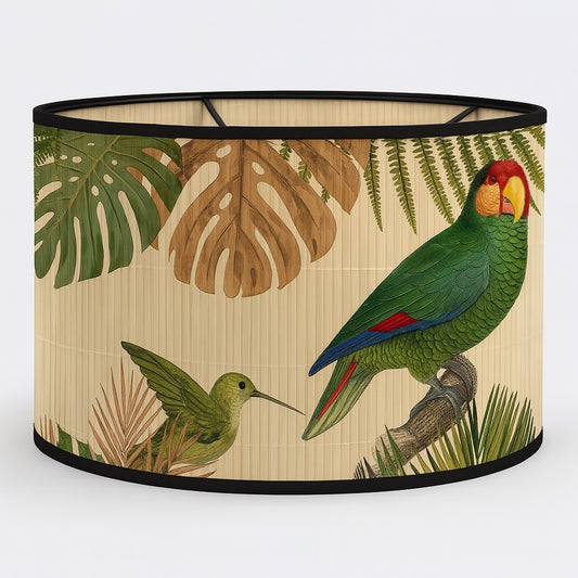Abat-jour bambou avec perroquet et colibri, motif jungle coloré – luminaire déco tropicale E27 par Monsieur Abat-Jour.