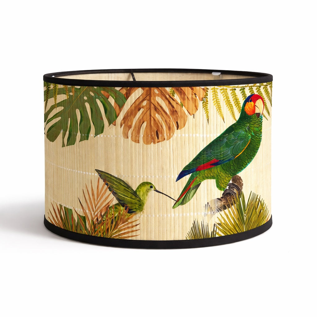 Abat-jour cylindrique en bambou imprimé tropical avec perroquet, style exotique et décoratif.