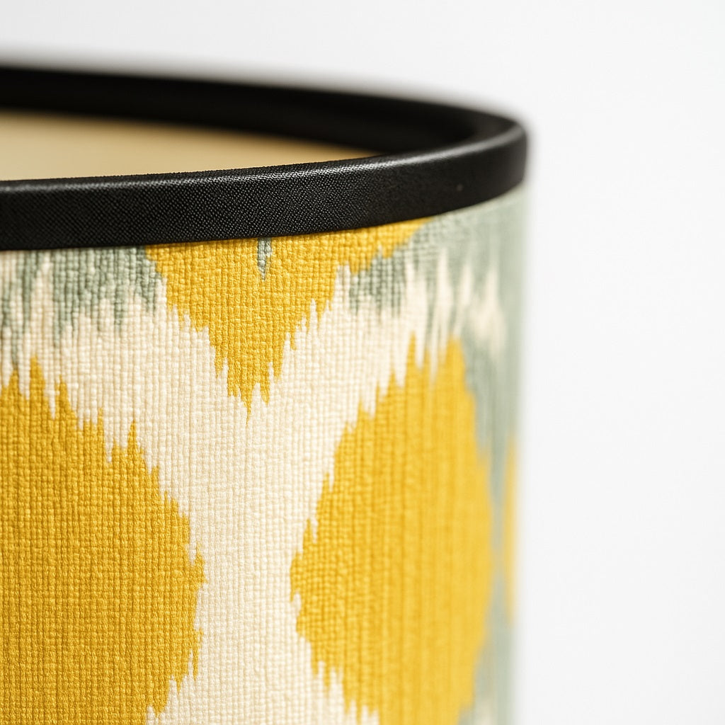 Détail de l’abat-jour lampe jaune motif géométrique, texture tissée et finitions élégantes.