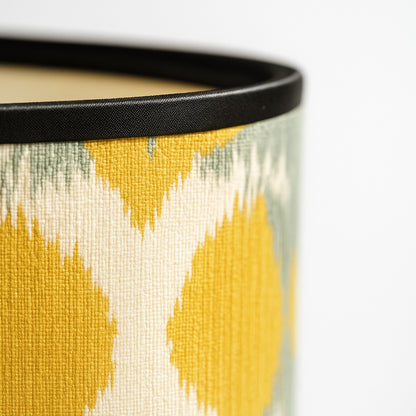 Détail de l’abat-jour lampe jaune motif géométrique, texture tissée et finitions élégantes.