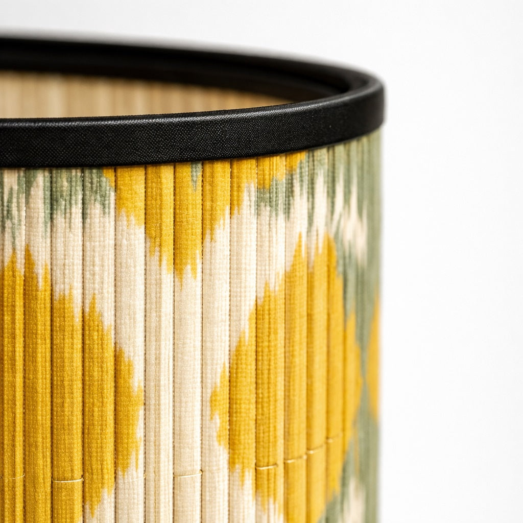Détail de l’abat-jour lampe jaune motif géométrique, texture tissée et finitions élégantes.