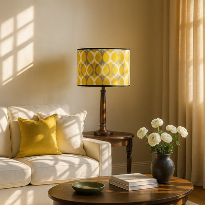 Lampe à abat-jour jaune sur table en bois, ambiance naturelle et douce dans un salon lumineux.