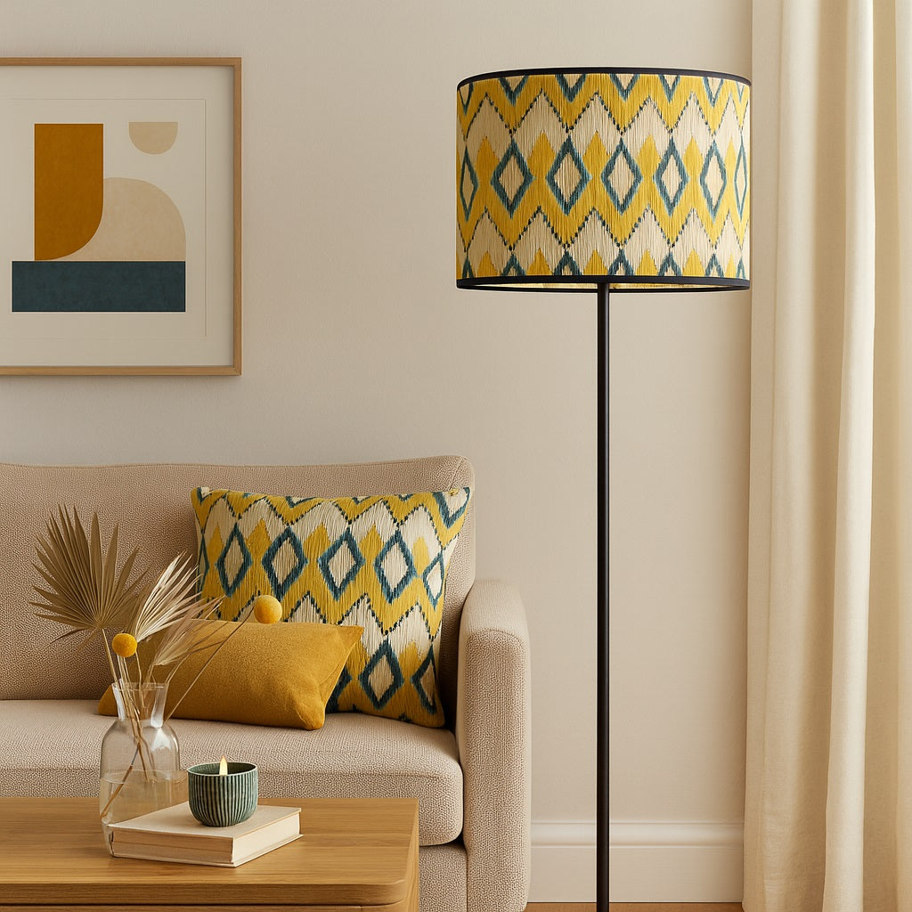 Abat-jour lampe motif jaune et bleu dans un salon élégant, coussins assortis et déco moderne pour une ambiance chaleureuse.