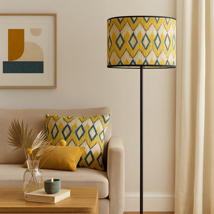 Abat-jour lampe motif jaune et bleu dans un salon élégant, coussins assortis et déco moderne pour une ambiance chaleureuse.
