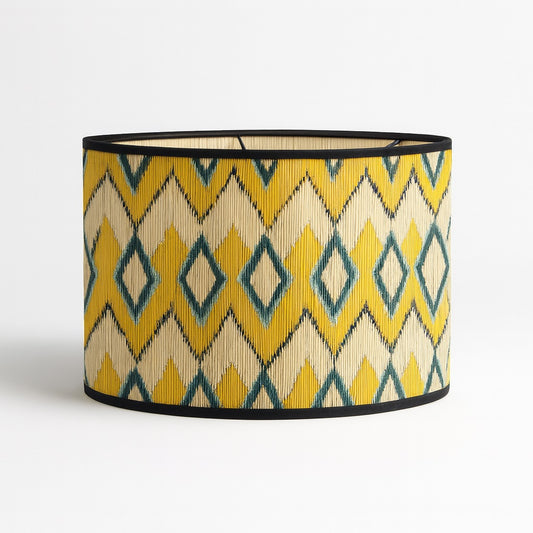 Abat-jour lampe motif jaune et bleu en vue studio, modèle cylindrique décoratif idéal pour une lampe design.