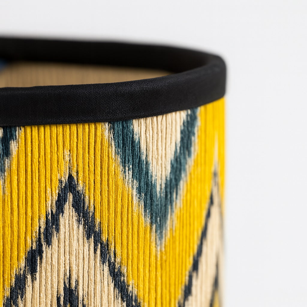 Zoom sur tissu d’abat-jour lampe jaune et bleu, texture détaillée et finition haut de gamme pour décoration moderne.