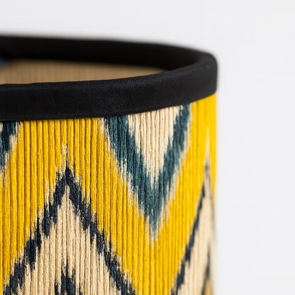 Zoom sur tissu d’abat-jour lampe jaune et bleu, texture détaillée et finition haut de gamme pour décoration moderne.