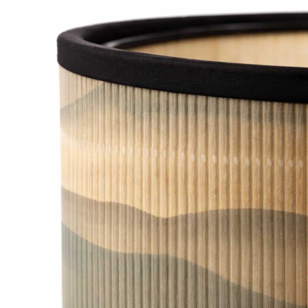 Détail de texture d’abat-jour lampe en bambou plissé, abat-jour design avec finition noire soignée