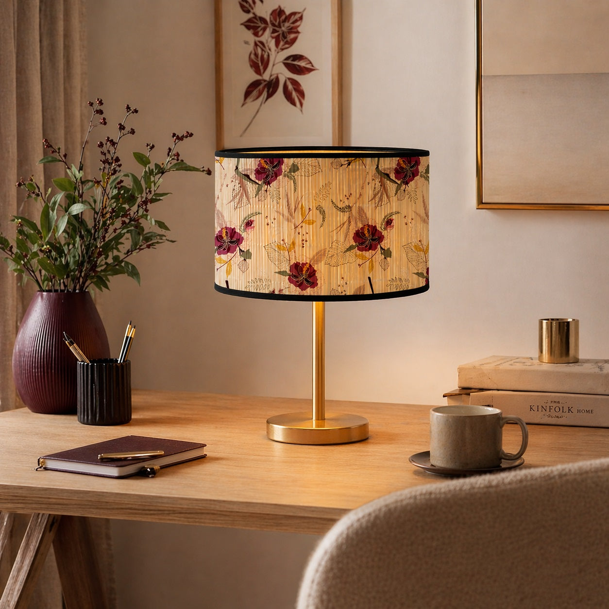 Abat-jour fleuri sur lampe de table dorée, décoration bureau chic, ambiance chaleureuse et naturelle